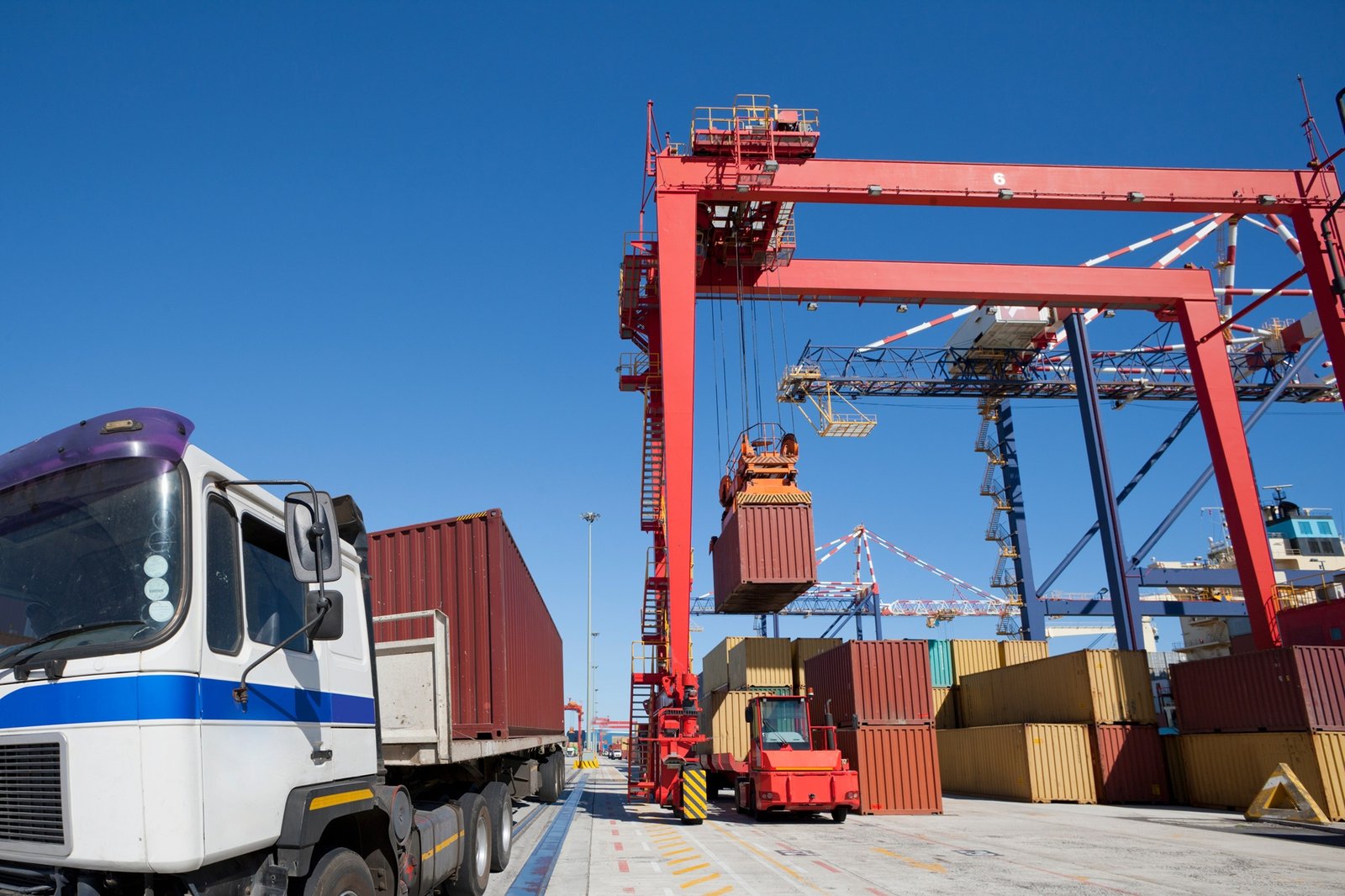 Aktivitas import dan logistik produk teknis