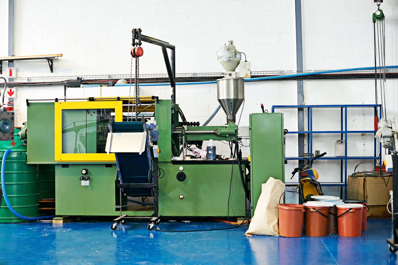 Fasilitas plastic injection dan blow moulding